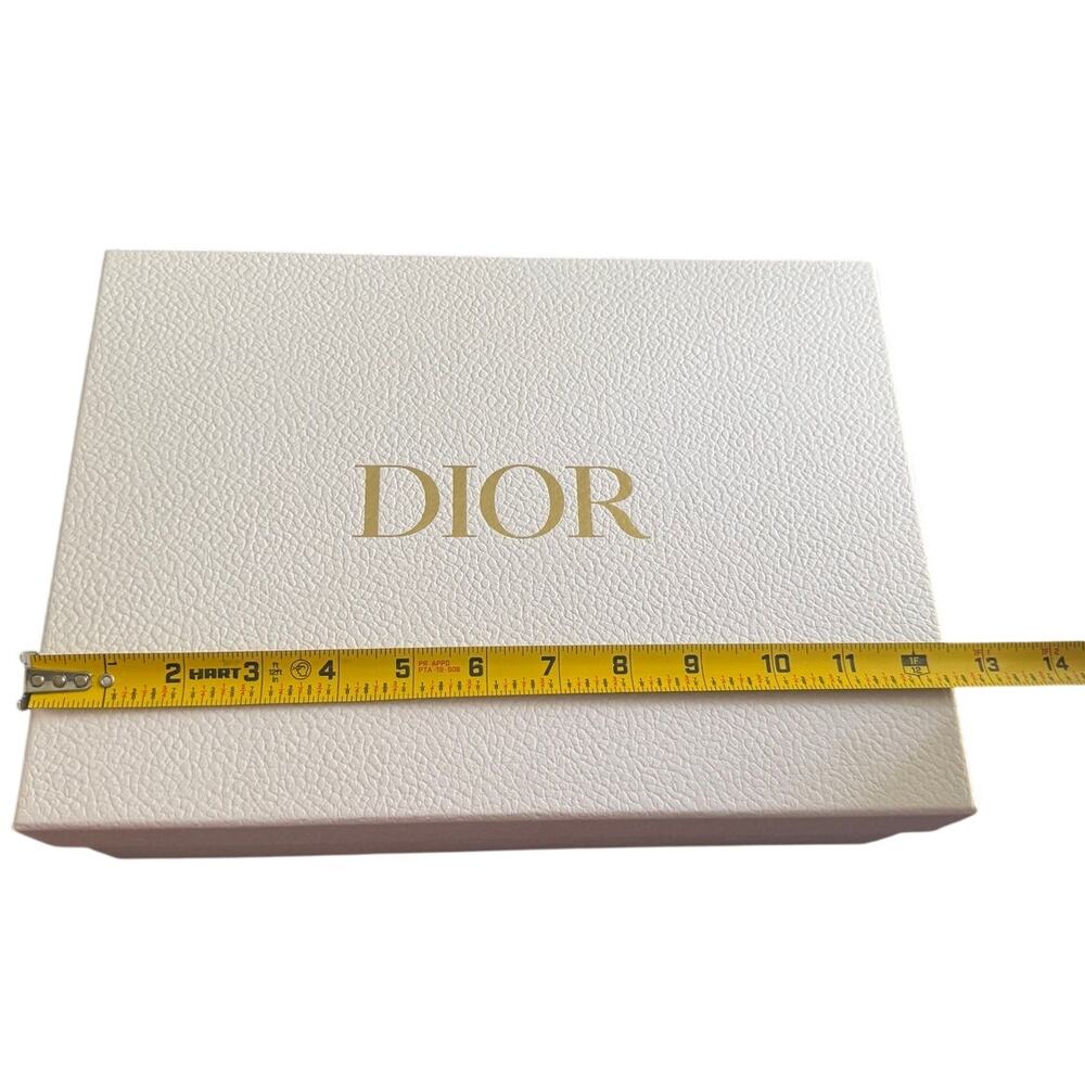 Authetic Dior White And Gold Gift Box With Branded Tissue And Stuffing - Picture 5 of 12
